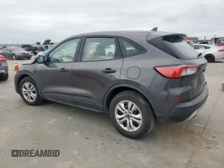 2020 Ford Escape S z VIN 1FMCU0F65LUC08803, wystawiony jako Copart lot #63665045 z przebiegiem 47 606 mil mil oraz Czysty tytuł • Clean title. Historia ofert i sprzedaży dostępna na DreamBid. Obrazek 2.