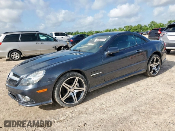 2011 Mercedes-Benz SL 550 z VIN WDBSK7BA8BF164435, wystawiony jako Copart lot #61465885 z przebiegiem 67 462 mil mil oraz Szkoda całkowita • Salvage title. Historia ofert i sprzedaży dostępna na DreamBid. Obrazek 1.