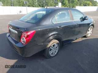 2016 Chevrolet Sonic LT z VIN 1G1JC5SH0G4108237, wystawiony jako IAAI lot #42413352 z przebiegiem 196 185 mil mil oraz . Historia ofert i sprzedaży dostępna na DreamBid. Obrazek 4.