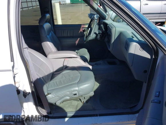 1995 Chevrolet Blazer z VIN 1GNDT13W0S2140739, wystawiony jako IAAI lot #42064301 z przebiegiem 128 901 mil mil oraz . Historia ofert i sprzedaży dostępna na DreamBid. Obrazek 5.