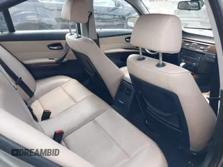 2009 BMW 3 Series 328i xDrive z VIN WBAPK53599A511983, wystawiony jako IAAI lot #42414508 z przebiegiem 164 130 mil mil oraz . Historia ofert i sprzedaży dostępna na DreamBid. Obrazek 8.