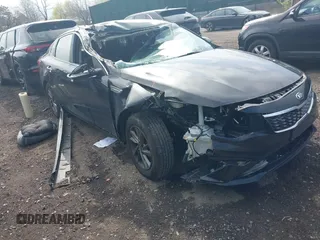 2020 Kia Optima LX z VIN 5XXGT4L31LG418136, wystawiony jako IAAI lot #42048290 z przebiegiem 62 810 mil mil oraz . Historia ofert i sprzedaży dostępna na DreamBid. Obrazek 1.