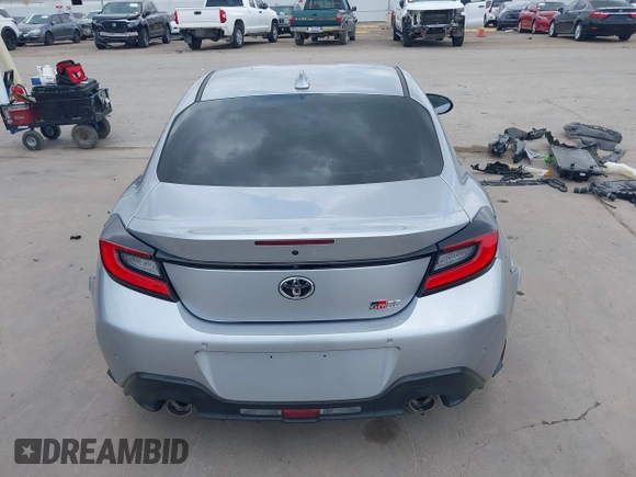 2023 Toyota 86 z VIN JF1ZNBC15P8759916, wystawiony jako IAAI lot #42160271 z przebiegiem 28 360 mil mil oraz . Historia ofert i sprzedaży dostępna na DreamBid. Obrazek 17.