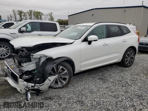 2022 Volvo XC60 Momentum z VIN YV4L12RK3N1083867, wystawiony jako Copart lot #51636235 z przebiegiem 30 390 mil mil oraz Szkody całkowita. Historia ofert i sprzedaży dostępna na DreamBid. Obrazek 1.