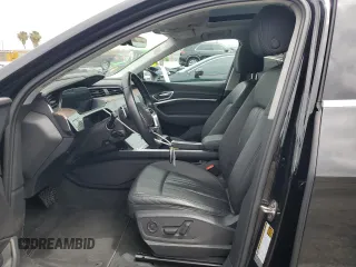 2019 Audi e-tron Premium Plus с VIN WA1LABGE4KB021801, выставлен на аукционе Copart как лот 59353315 с пробегом 59 215 миль миль и Списание • Salvage title. История ставок и продаж доступна на DreamBid. Изображение 7.