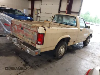 1987 Dodge Dakota z VIN 1B7GN14M1HS486188, wystawiony jako IAAI lot #42290899 z przebiegiem 100 085 mil mil oraz . Historia ofert i sprzedaży dostępna na DreamBid. Obrazek 4.