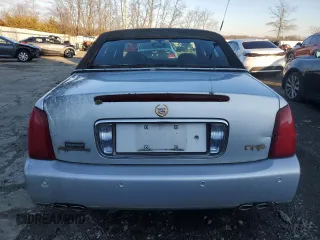2002 Cadillac DeVille DHS z VIN 1G6KE57Y02U304933, wystawiony jako Copart lot #86919134 z przebiegiem Nie podano mil oraz Czysty tytuł • Clean title. Historia ofert i sprzedaży dostępna na DreamBid. Obrazek 6.