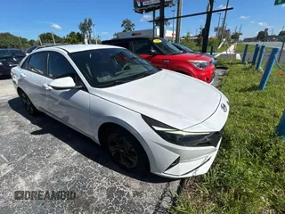 2021 Hyundai Elantra SEL z VIN 5NPLM4AG2MH026998, wystawiony jako Copart lot #61692135 z przebiegiem 55 861 mil mil oraz Czysty tytuł • Clean title. Historia ofert i sprzedaży dostępna na DreamBid. Obrazek 1.