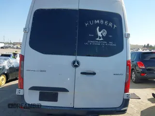 2019 Mercedes-Benz Sprinter Cargo z VIN WD4PF1CD1KP074822, wystawiony jako IAAI lot #40303744 z przebiegiem Nie podano mil oraz . Historia ofert i sprzedaży dostępna na DreamBid. Obrazek 16.