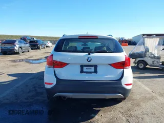 2015 BMW X1 sDrive28i z VIN WBAVM1C50FVZ94553, wystawiony jako IAAI lot #41321995 z przebiegiem Nie podano mil oraz . Historia ofert i sprzedaży dostępna na DreamBid. Obrazek 17.