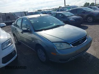 2006 Ford Focus S z VIN 1FAFP34N96W102857, wystawiony jako IAAI lot #42476971 z przebiegiem 125 744 mil mil oraz . Historia ofert i sprzedaży dostępna na DreamBid. Obrazek 1.