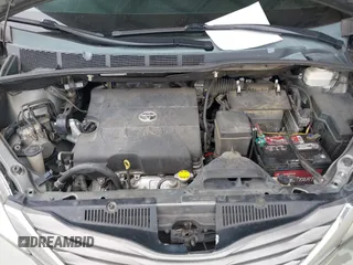 2012 Toyota Sienna XLE AAS z VIN 5TDYK3DC0CS275646, wystawiony jako IAAI lot #42116979 z przebiegiem 250 909 mil mil oraz . Historia ofert i sprzedaży dostępna na DreamBid. Obrazek 10.