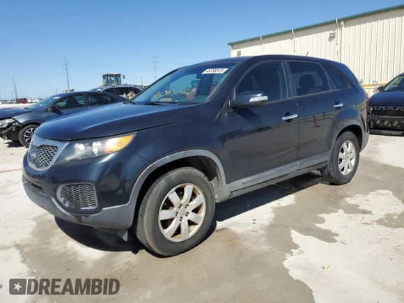 2012 Kia Sorento LX z VIN 5XYKT3A12CG241520, wystawiony jako Copart lot #49738575 z przebiegiem 110 486 mil mil oraz Czysty tytuł • Clean title. Historia ofert i sprzedaży dostępna na DreamBid. Obrazek 1.