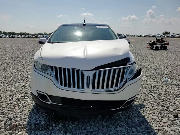2011 Lincoln MKX z VIN 2LMDJ8JKXBBJ32276, wystawiony jako Copart lot #55921665 z przebiegiem 138 227 mil mil oraz Szkoda całkowita • Salvage title. Historia ofert i sprzedaży dostępna na DreamBid. Obrazek 13.
