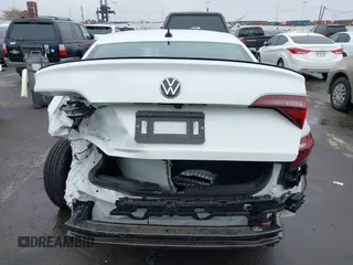 2024 Volkswagen Jetta Sport z VIN 3VWBM7BU9RM070948, wystawiony jako IAAI lot #41897872 z przebiegiem 7 521 mil mil oraz . Historia ofert i sprzedaży dostępna na DreamBid. Obrazek 16.