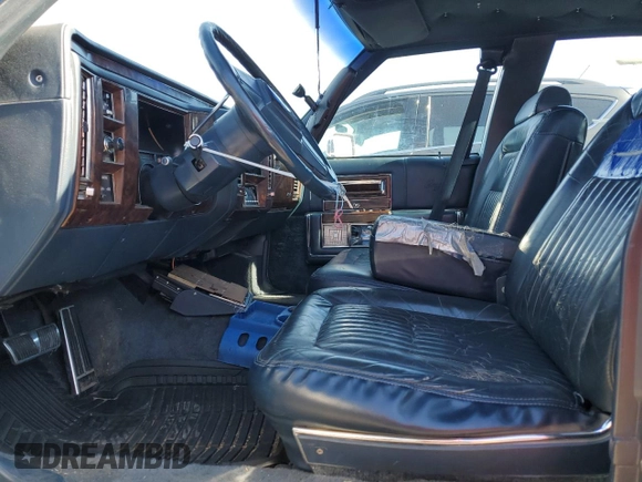1992 Cadillac Brougham z VIN 1G6DW54E7NR707492, wystawiony jako Copart lot #79950214 z przebiegiem 263 624 mil mil oraz Tytuł czysty. Historia ofert i sprzedaży dostępna na DreamBid. Obrazek 7.