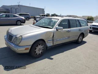 1999 Mercedes-Benz E 320 z VIN WDBJH65F0XA753740, wystawiony jako Copart lot #59162255 z przebiegiem 317 164 mil mil oraz Szkoda całkowita • Salvage title. Historia ofert i sprzedaży dostępna na DreamBid. Obrazek 1.