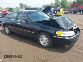 2001 Lincoln Town Car Executive z VIN 1LNHM81W21Y703011, wystawiony jako IAAI lot #42211369 z przebiegiem 188 000 mil mil oraz . Historia ofert i sprzedaży dostępna na DreamBid. Obrazek 1.