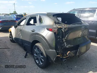 2025 Mazda CX-30 S Carbon Edition z VIN 3MVDMBCMXSM770060, wystawiony jako IAAI lot #42236673 z przebiegiem Nie podano mil oraz . Historia ofert i sprzedaży dostępna na DreamBid. Obrazek 3.