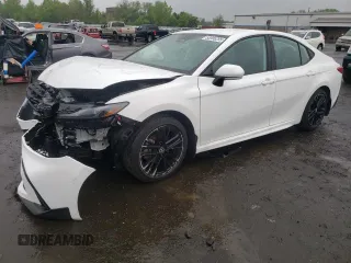 2025 Toyota Camry LE z VIN 4T1DAACK4SU061120, wystawiony jako Copart lot #55996285 z przebiegiem 5025 mil mil oraz Szkoda całkowita • Salvage title. Historia ofert i sprzedaży dostępna na DreamBid. Obrazek 1.