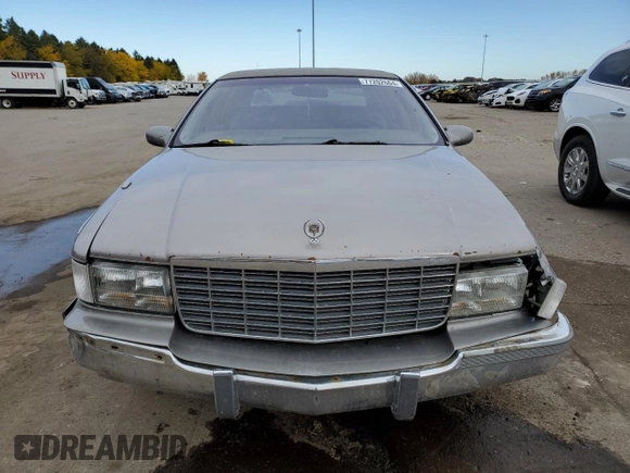 1996 Cadillac Fleetwood z VIN 1G6DW52P6TR702611, wystawiony jako Copart lot #77202664 z przebiegiem 159 994 mil mil oraz Szkody całkowita. Historia ofert i sprzedaży dostępna na DreamBid. Obrazek 5.