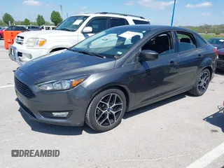2018 Ford Focus SE z VIN 1FADP3FE6JL223294, wystawiony jako IAAI lot #42067973 z przebiegiem 74 734 mil mil oraz . Historia ofert i sprzedaży dostępna na DreamBid. Obrazek 2.