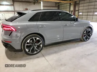 2023 Audi RS Q8 z VIN WU1ARBF15PD013337, wystawiony jako Copart lot #51089565 z przebiegiem 23 470 mil mil oraz Czysty tytuł • Clean title. Historia ofert i sprzedaży dostępna na DreamBid. Obrazek 3.