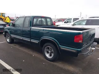 1998 Chevrolet S-10 LS with VIN 1GCCS19X2W8231473, listed as a IAAI auction lot 41965334 with 85,048 mi miles. Bid and sale history available at carsss.com. Image 3.