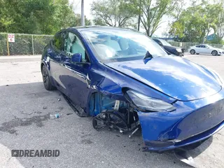 2025 Tesla Model Y Long Range z VIN 7SAYGDED0SF256650, wystawiony jako IAAI lot #41993206 z przebiegiem Nie podano mil oraz . Historia ofert i sprzedaży dostępna na DreamBid. Obrazek 6.