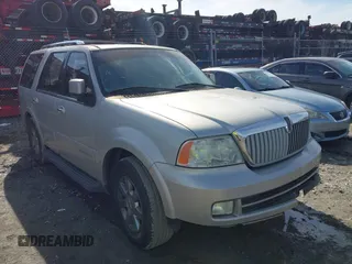2005 Lincoln Navigator Luxury with VIN 5LMFU28535LJ01574, listed as a IAAI auction lot 41453324 with 197,935 mi miles. Bid and sale history available at carsss.com. Image 1.