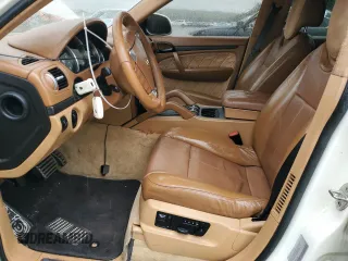 2004 Porsche Cayenne Turbo z VIN WP1AC29P84LA93845, wystawiony jako Copart lot #56311105 z przebiegiem 152 204 mil mil oraz Szkody całkowita. Historia ofert i sprzedaży dostępna na DreamBid. Obrazek 7.
