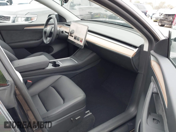 2025 Tesla Model Y Long Range z VIN 7SAYGDED8SF259764, wystawiony jako IAAI lot #42095888 z przebiegiem 2 685 mil mil oraz . Historia ofert i sprzedaży dostępna na DreamBid. Obrazek 5.