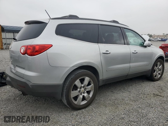 2012 Chevrolet Traverse LTZ z VIN 1GNKRLED8CJ262091, wystawiony jako Copart lot #55527805 z przebiegiem Nie podano mil oraz Szkoda całkowita • Salvage title. Historia ofert i sprzedaży dostępna na DreamBid. Obrazek 3.