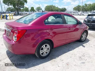 2014 Chevrolet Sonic LT z VIN 1G1JC5SB5E4122840, wystawiony jako IAAI lot #42276390 z przebiegiem 128 958 mil mil oraz . Historia ofert i sprzedaży dostępna na DreamBid. Obrazek 4.