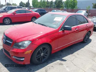 2013 Mercedes-Benz C 250 Sport z VIN WDDGF4HB9DR244988, wystawiony jako IAAI lot #42386935 z przebiegiem 95 380 mil mil oraz . Historia ofert i sprzedaży dostępna na DreamBid. Obrazek 2.