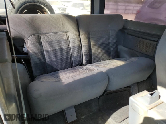 1990 Ford Bronco z VIN 1FMCU12T2LUA31399, wystawiony jako Copart lot #77099614 z przebiegiem 85 663 mil mil oraz Szkoda całkowita • Salvage title. Historia ofert i sprzedaży dostępna na DreamBid. Obrazek 10.