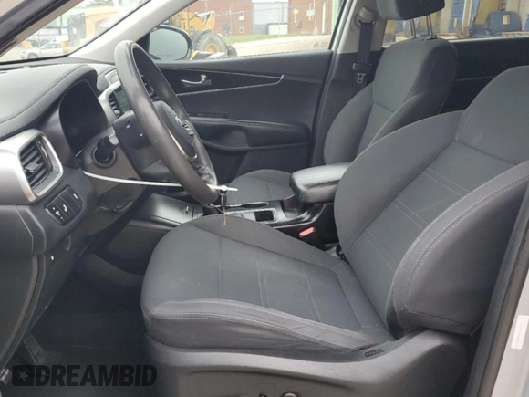 2019 Kia Sorento LX z VIN 5XYPG4A52KG489297, wystawiony jako Copart lot #58671535 z przebiegiem 108 750 mil mil oraz Czysty tytuł • Clean title. Historia ofert i sprzedaży dostępna na DreamBid. Obrazek 7.