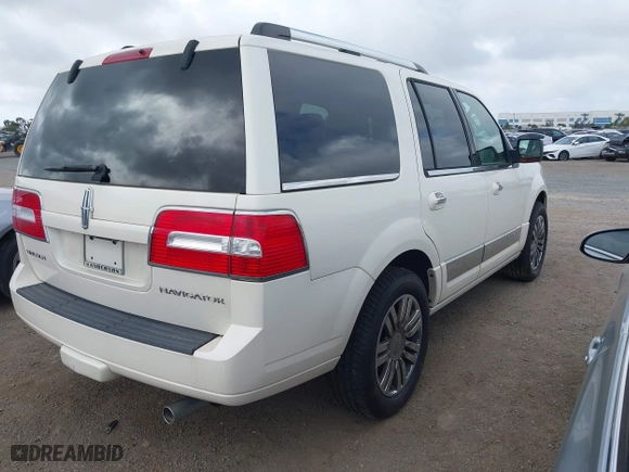 2007 Lincoln Navigator with VIN 5LMFU28597LJ12405, listed as a IAAI auction lot 41911651 with 168,416 mi miles. Bid and sale history available at carsss.com. Image 4.