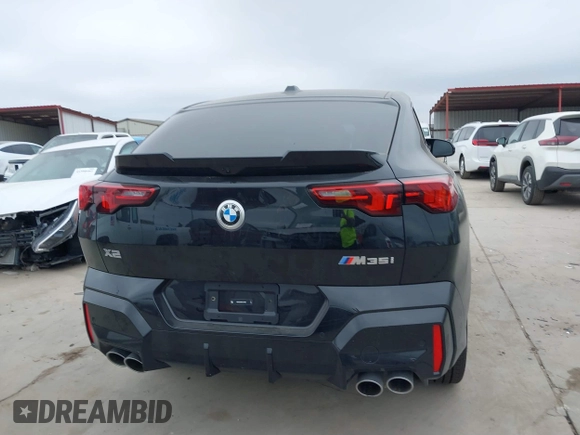2025 BMW X2 M35i z VIN WBX83GM08S5128489, wystawiony jako IAAI lot #41575416 z przebiegiem 1 213 mil mil oraz . Historia ofert i sprzedaży dostępna na DreamBid. Obrazek 17.