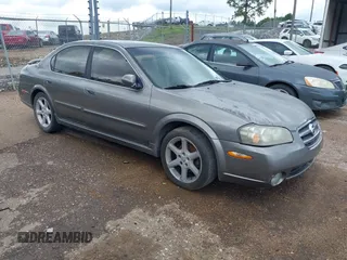 2002 Nissan Maxima GXE z VIN JN1DA31DX2T418118, wystawiony jako IAAI lot #42344516 z przebiegiem 285 061 mil mil oraz . Historia ofert i sprzedaży dostępna na DreamBid. Obrazek 1.