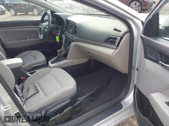2017 Hyundai Elantra SE z VIN 5NPD74LF5HH171006, wystawiony jako IAAI lot #42268343 z przebiegiem 83 303 mil mil oraz . Historia ofert i sprzedaży dostępna na DreamBid. Obrazek 5.