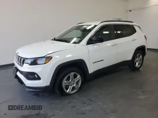 2024 Jeep Compass Latitude z VIN 3C4NJDBN0RT111456, wystawiony jako Copart lot #60617745 z przebiegiem 26 593 mil mil oraz Czysty tytuł • Clean title. Historia ofert i sprzedaży dostępna na DreamBid. Obrazek 1.