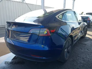 2018 Tesla Model 3 Long Range Battery z VIN 5YJ3E1EA8JF014706, wystawiony jako IAAI lot #41453650 z przebiegiem 68 037 mil mil oraz . Historia ofert i sprzedaży dostępna na DreamBid. Obrazek 4.