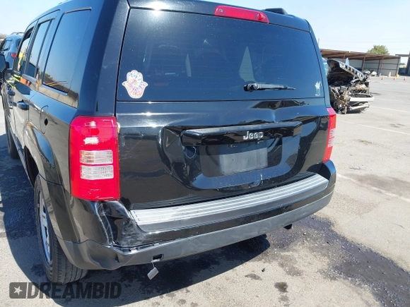 2014 Jeep Patriot Altitude z VIN 1C4NJPBA7ED881104, wystawiony jako IAAI lot #42313299 z przebiegiem 182 507 mil mil oraz . Historia ofert i sprzedaży dostępna na DreamBid. Obrazek 6.