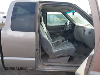 2000 GMC Sonoma SLS with VIN 1GTCS19W2Y8240247, listed as a IAAI auction lot 41532854 with 196,067 mi miles and . Bid and sale history available at DreamBid. Image 5.