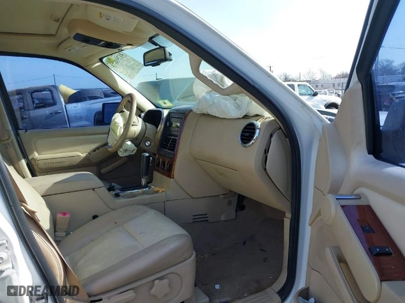 2006 Ford Explorer Eddie Bauer with VIN 1FMEU74E76UA10983, listed as a IAAI auction lot 41793673 with 118,696 mi miles. Bid and sale history available at carsss.com. Image 5.