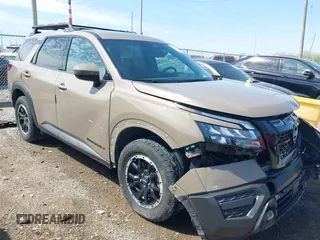 2023 Nissan Pathfinder SV z VIN 5N1DR3BD8PC223755, wystawiony jako IAAI lot #42077555 z przebiegiem 73 381 mil mil oraz . Historia ofert i sprzedaży dostępna na DreamBid. Obrazek 1.