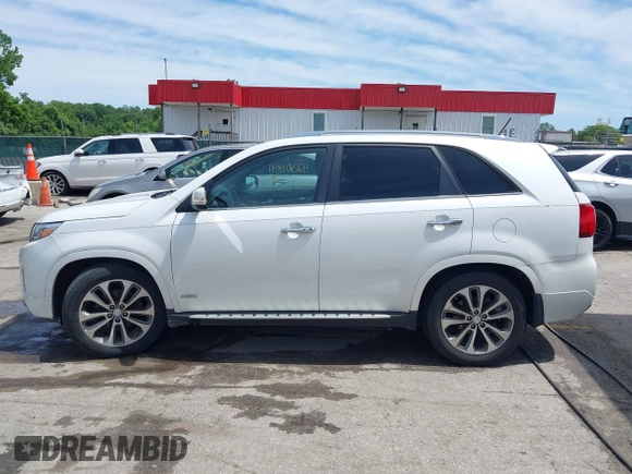 2014 Kia Sorento SX z VIN 5XYKWDA70EG541044, wystawiony jako IAAI lot #42301841 z przebiegiem 196 550 mil mil oraz . Historia ofert i sprzedaży dostępna na DreamBid. Obrazek 14.