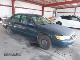 1998 Toyota Camry LE z VIN 4T1BG22K8WU277233, wystawiony jako IAAI lot #42183447 z przebiegiem 315 650 mil mil oraz . Historia ofert i sprzedaży dostępna na DreamBid. Obrazek 1.