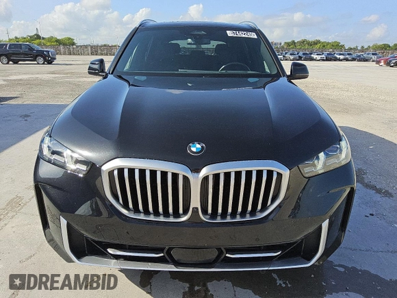 2024 BMW X5 xDrive40i z VIN 5UX23EU06R9T35813, wystawiony jako Copart lot #57442245 z przebiegiem 41 072 mil mil oraz Tytuł czysty. Historia ofert i sprzedaży dostępna na DreamBid. Obrazek 5.